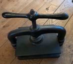 Gietijzeren boekenpers, Ophalen