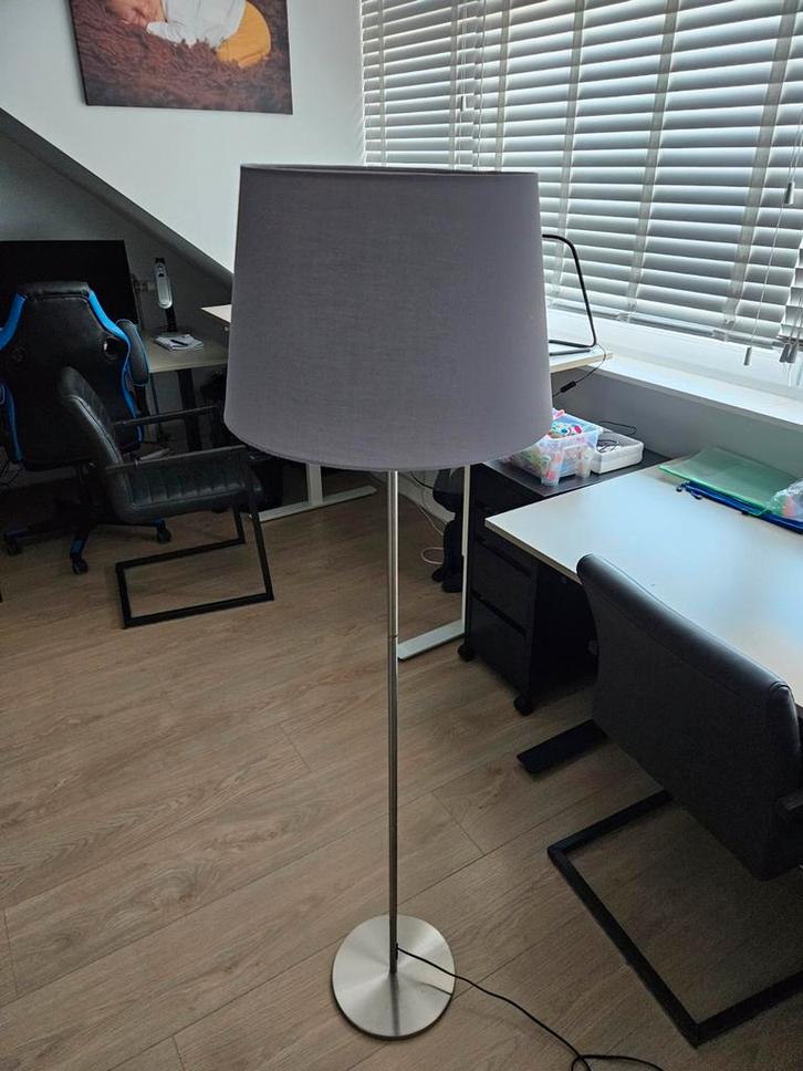 Mooie Staande Lamp - Grijs - Leenbakker, Huis en Inrichting, Lampen | Vloerlampen, Zo goed als nieuw, 150 tot 200 cm, Metaal, Stof