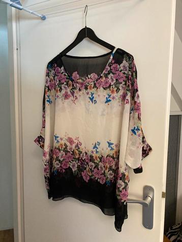 Mooie wit met bloemige randen tuniek recht model oto 85 cm beschikbaar voor biedingen