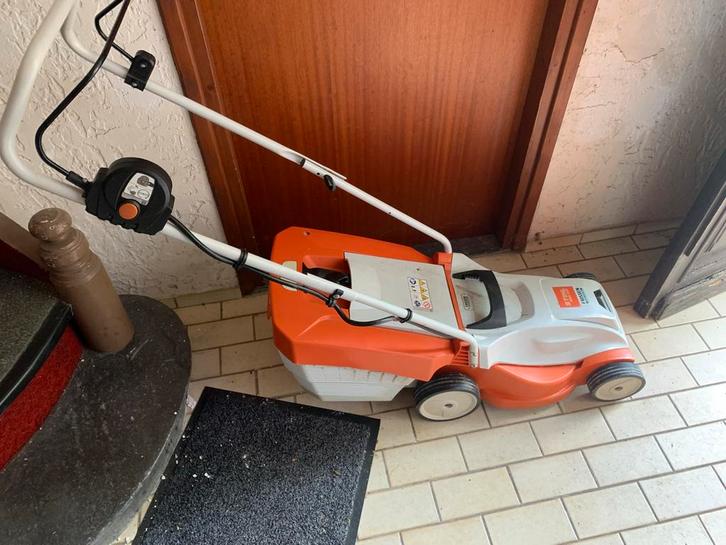 Stihl RMA 235 Elektrische Grasmaaier compleet 2x ac, Tuin en Terras, Grasmaaiers, Gebruikt, Elektrische grasmaaier, 30 t/m 39 cm