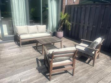Houten tuinset met bankje, tafel en twee stoelen beschikbaar voor biedingen