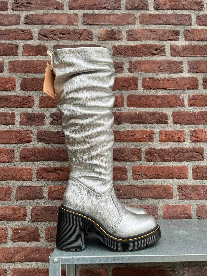 Dr. Martens Kasey metallic knielaarzen maat 36, Kleding | Dames, Schoenen, Nieuw, Hoge laarzen, Overige kleuren, Ophalen of Verzenden
