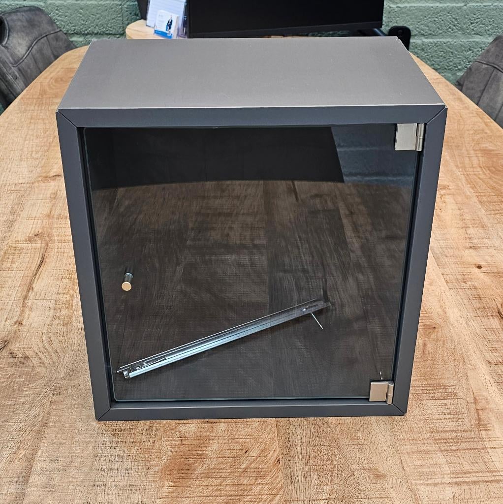 IKEA EKET kast met glasdeur + montagerail – Donkergrijs, Huis en Inrichting, Kasten | Boekenkasten, Minder dan 50 cm, Ophalen of Verzenden