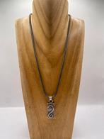 Een zilveren  slangenketting in donkere kleur, Met hanger, Nieuw, Ophalen of Verzenden, Zilver