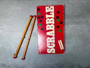 Scrabble bordspel met draaibare houders beschikbaar voor biedingen
