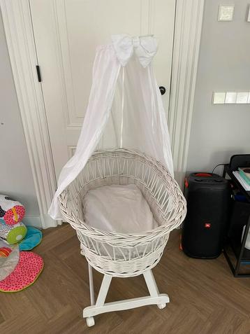Baby bassinet/ mozesmandje op wielen beschikbaar voor biedingen