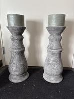 2 betonlook zware kaarsenstandaarden (Still) en groene kaars, Ophalen, 50 tot 75 cm, Zo goed als nieuw, Kandelaar