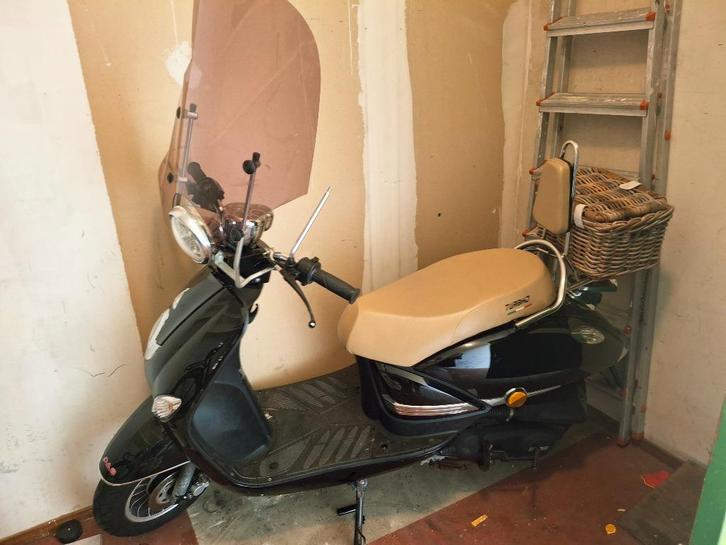 Scooter  aangeboden!, Fietsen en Brommers, Snorfietsen en Snorscooters, Gebruikt, Overige merken, Benzine, Ophalen