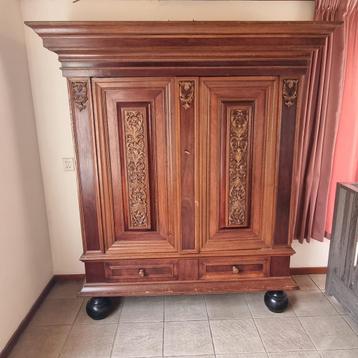 Antieke Robuuste Servieskast beschikbaar voor biedingen