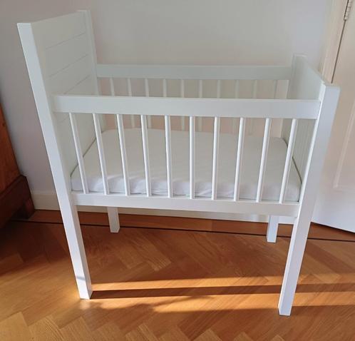 Kidsmill Noa wieg/kinderbedje mat wit, met top matras, Kinderen en Baby's, Babywiegjes en Ledikanten, Zo goed als nieuw, Ledikant