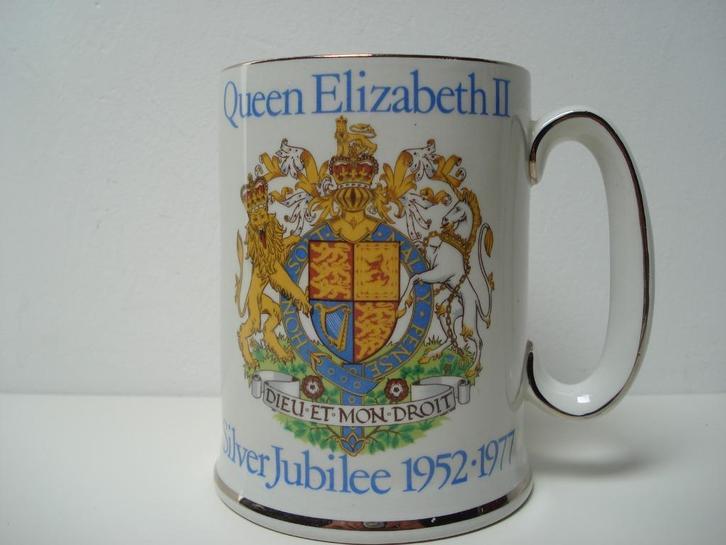 Queen Elizabeth II Silver Jubilee 1952-1977, Verzamelen, Koninklijk Huis en Royalty, Nieuw, Servies, Buitenland, Ophalen of Verzenden