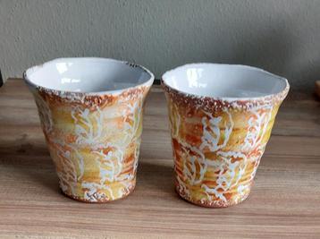 2 BLOEMPOTTEN Meerkleurig 🙂 beschikbaar voor biedingen