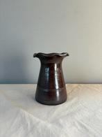 Vintage bruin ceramic vaas met geschulpte rand h16cm, Overige kleuren, Aardewerk of Porselein, Ophalen of Verzenden, Zo goed als nieuw