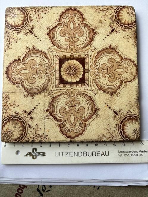 Antieke tegel bruin crème, Antiek en Kunst, Antiek | Wandborden en Tegels, Ophalen of Verzenden