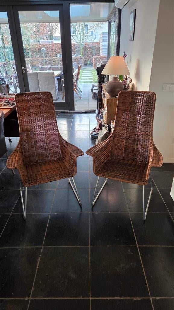 Twee rieten stoelen met metalen poten, Ophalen, Gebruikt, Twee, Bruin