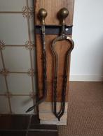 Vintage haardstel smeedijzer pook en tang met ophangsysteem, Ophalen, Gebruikt, Vrijstaande haard, Houthaard