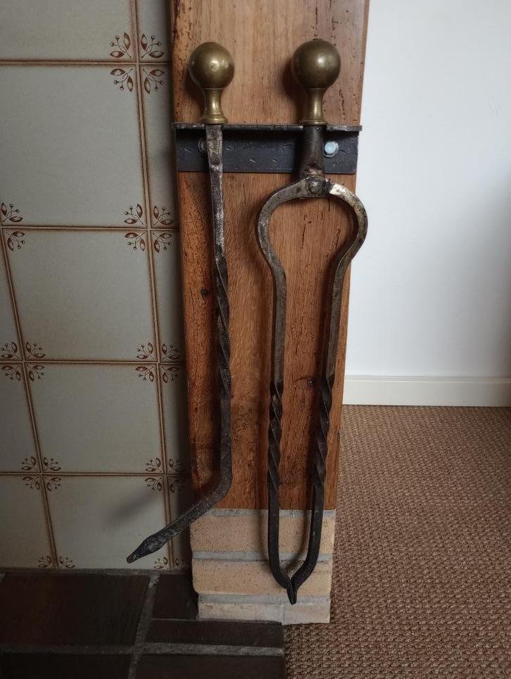 Vintage haardstel smeedijzer pook en tang met ophangsysteem, Huis en Inrichting, Haarden, Gebruikt, Houthaard, Ophalen