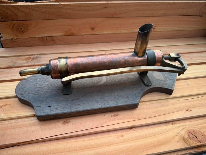Antiek / Koperen Vetspuit op houten plaat - Decoratief S, Antiek en Kunst, Antiek | Gereedschap en Instrumenten, Ophalen of Verzenden