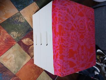 Kleuke/aparte naai kastje op wieltjes  beschikbaar voor biedingen