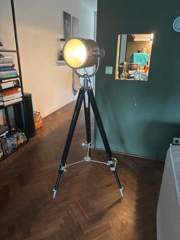 Industiele vloerlamp beschikbaar voor biedingen