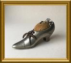Oud metalen beeldje/ speldenkussen : schoentje, Ophalen of Verzenden