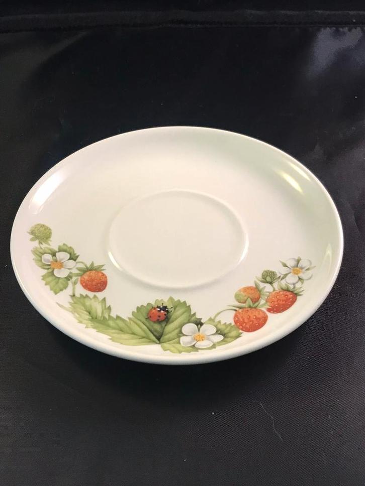 Marjolein Bastin Libelle schotel aardbeien lieveheersbeestje, Huis en Inrichting, Keuken | Servies, Zo goed als nieuw, Kop(pen) en/of Schotel(s)