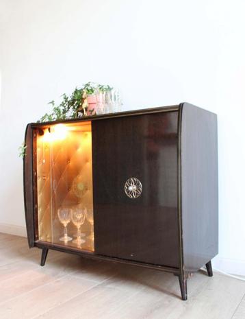 Houten vintage dressoir. Retro kast / audiomeubel beschikbaar voor biedingen