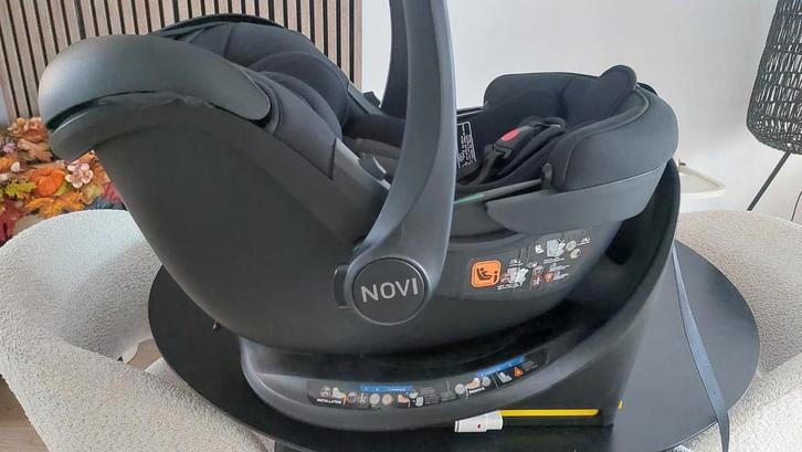 Z.g.a.n Novi autostoel/maxi cosi met Isofix-base, Kinderen en Baby's, Autostoeltjes, Zo goed als nieuw, Maxi-Cosi, 0 t/m 13 kg