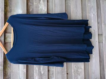 Tuniek donkerblauw beschikbaar voor biedingen