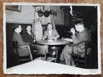 Oude foto stamtafel café met gasten, Ophalen of Verzenden, Voor 1940, Gebruikt