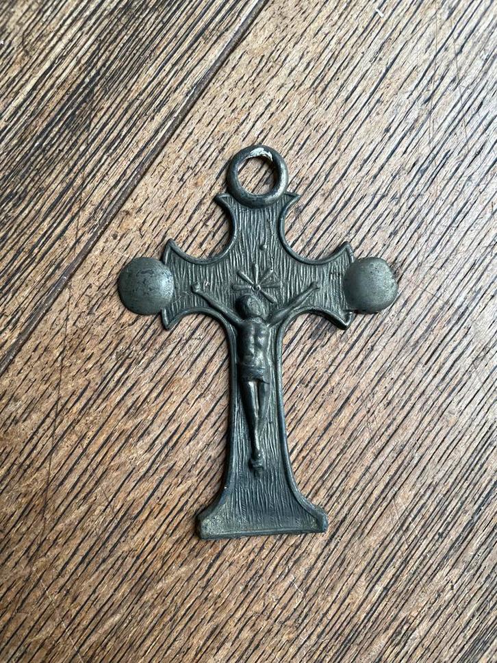 Klein metalen kruisje - verzamelobject, Antiek en Kunst, Antiek | Religie, Ophalen of Verzenden