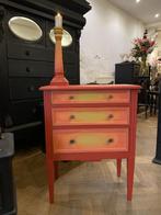 Vintage ladekastje, uniek Frans kastje incl. kandelaar VdlM, Huis en Inrichting, Kasten | Ladekasten, Ophalen, Oud halkastje oranje geel, brocante kast, uniek ombre ondiep