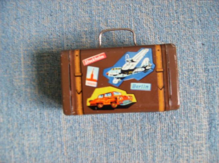 SPAARPOT, JAREN '60. BLIK BAGAGE SPAARPOT,PENNYBANK, Verzamelen, Spaarpotten, Gebruikt, Steen, Aardewerk of Keramiek, Ophalen of Verzenden