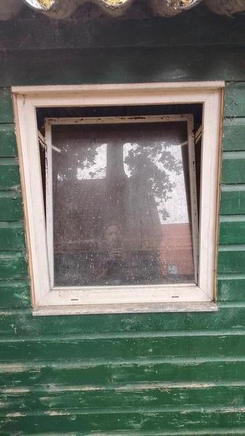 Kunstof kozijnen 2 stuks, 70 x 80 cm, enkel glas beschikbaar voor biedingen