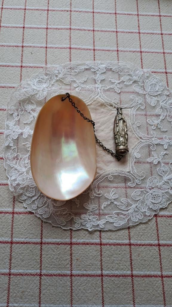 MARIA-LOURDES antiek pelgrimsbekertje  parelmoer +gordelhaak, Antiek en Kunst, Verzenden