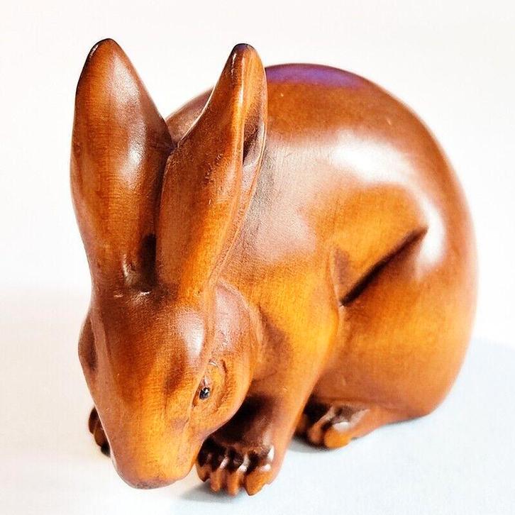 Houten Netsuke van een haas met onyx ogen, Verzamelen, Dierenverzamelingen, Nieuw, Beeldje of Figuurtje, Overige soorten, Ophalen of Verzenden