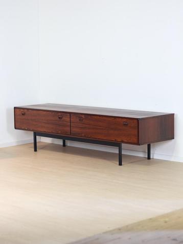 vintage dressoir beschikbaar voor biedingen