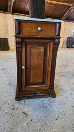 Mahonie nachtkastje met marmerblad, Huis en Inrichting, Slaapkamer | Nachtkastjes, Ophalen, Gebruikt, Hout, 70 cm of meer