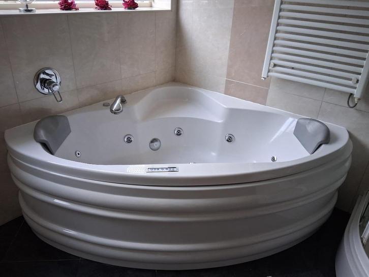 (bijna gratis) bubbelbad, Huis en Inrichting, Badkamer | Complete badkamers, Zo goed als nieuw, Met bad, Met douche, Ophalen