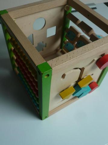 speeltoestel en diverse dozen gekleurde houten blokken beschikbaar voor biedingen