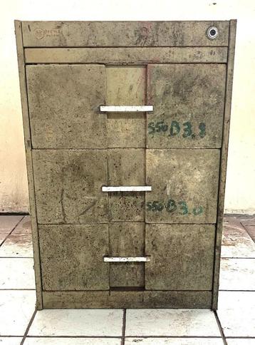 Metalen ladekast 3 laden.  beschikbaar voor biedingen