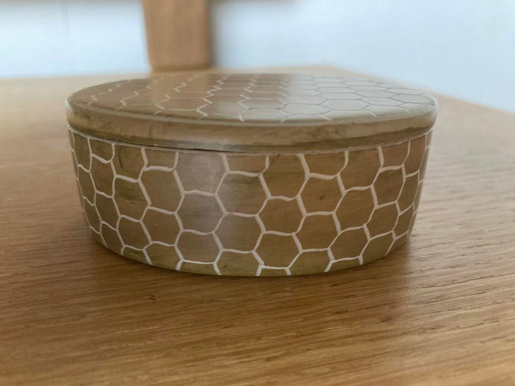 Klein speksteen doosje met deksel doorsnede 8 cm, Ophalen of Verzenden, Gebruikt, Overige materialen, Minder dan 50 cm