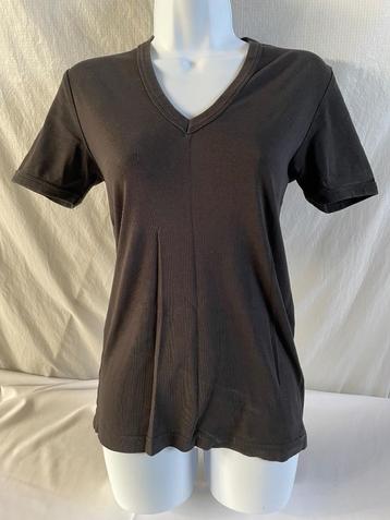 J. C. Rags T-shirt, zwart met v-hals. Maat S beschikbaar voor biedingen