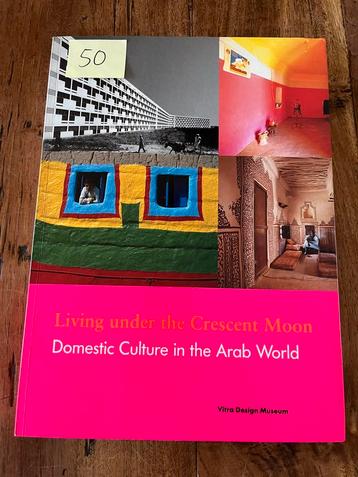 Living under the crescent moon, cultuur van de arab wereld. beschikbaar voor biedingen
