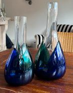 Twee mooie glazen vazen - blauw / groen, Overige kleuren, Ophalen of Verzenden, Minder dan 50 cm, Glas