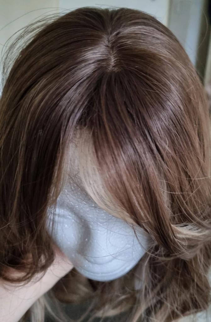 Nieuwe pruik, bruin met lichte highlights., Ophalen of Verzenden, Nieuw, Pruik of Haarverlenging