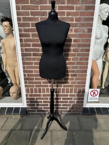 paspop torso buste op zwarte houten 3 poot etalagepop  beschikbaar voor biedingen