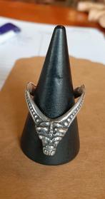 Zilveren ring - Viking V-ring met beestenkop van Borre-stijl, 20 of groter, Ophalen of Verzenden, Zo goed als nieuw, Zilver