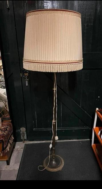 Vintage vloerlamp met stoffen kap beschikbaar voor biedingen