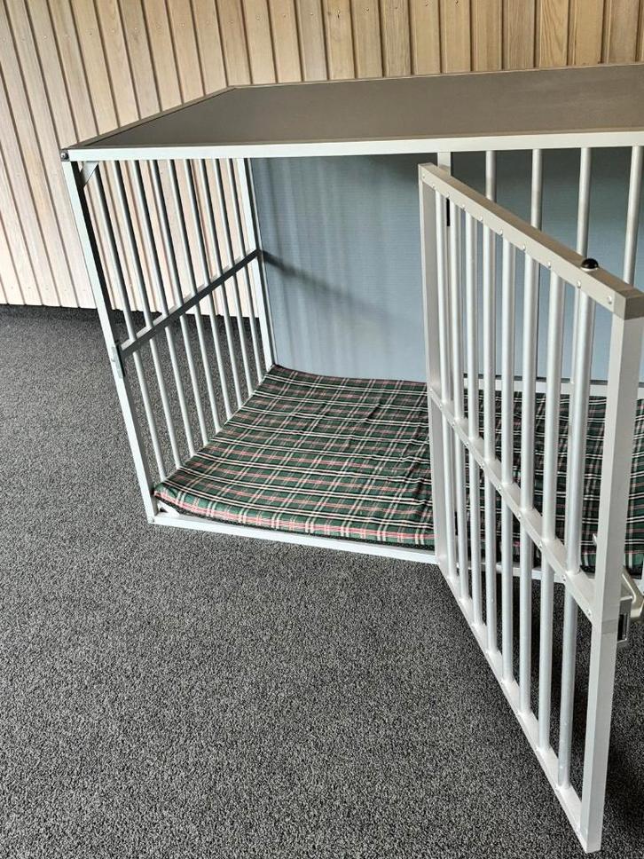 Veilige aluminium bench voor grote hond, Dieren en Toebehoren, Hondenbenches, Zo goed als nieuw, Ophalen